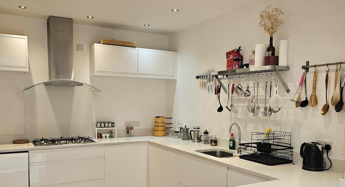 Beautiful 4 Bedroom House With Separate Office & Garden London