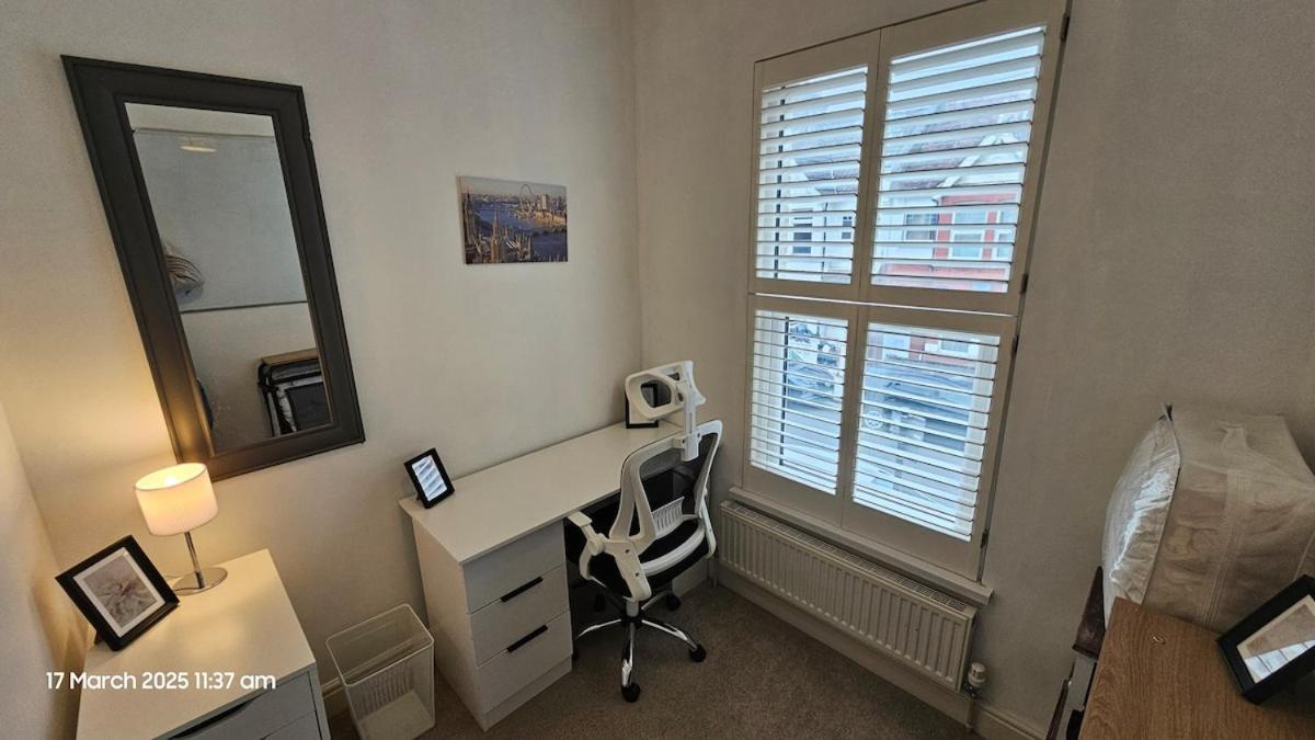Beautiful 4 Bedroom House With Separate Office & Garden Holiday home