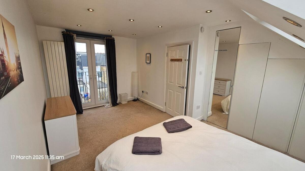 Beautiful 4 Bedroom House With Separate Office & Garden Holiday home *
