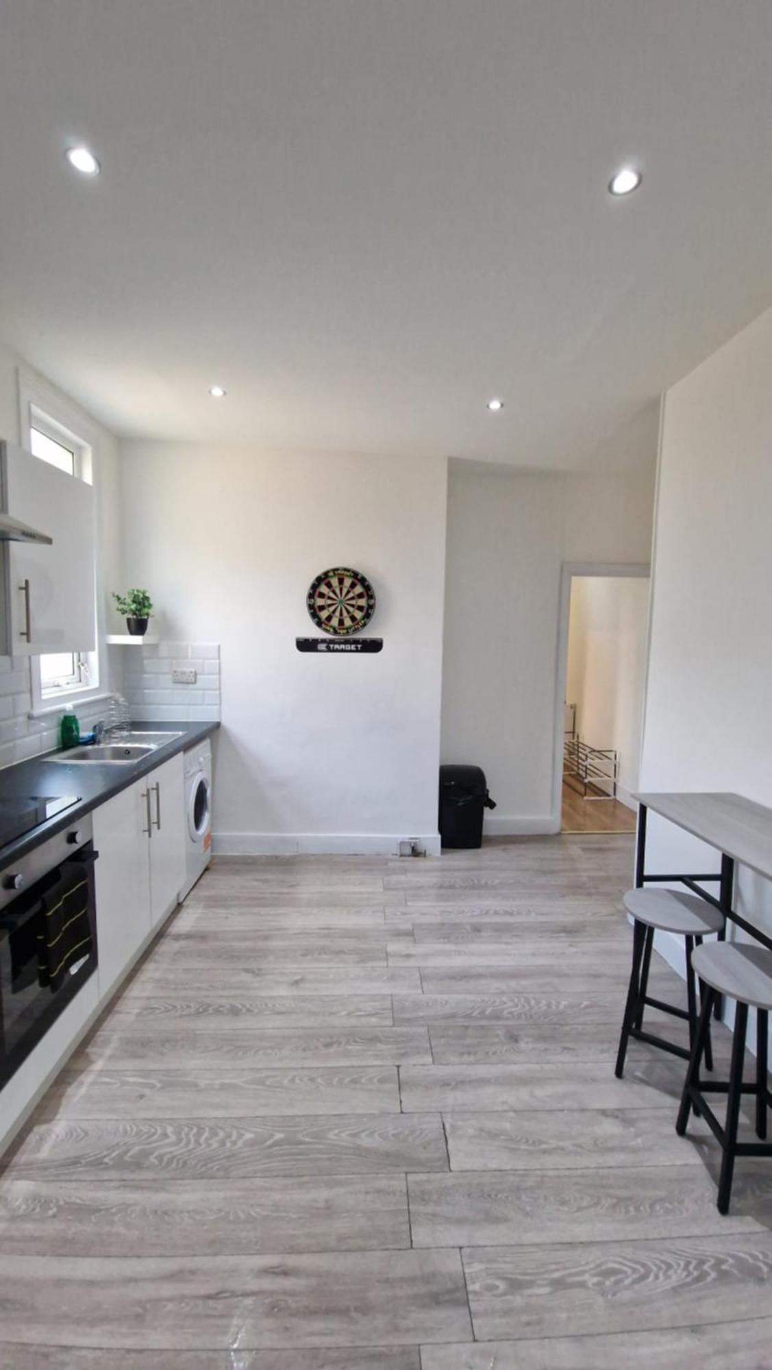 3 Bedrooms House With Parking Holiday home London