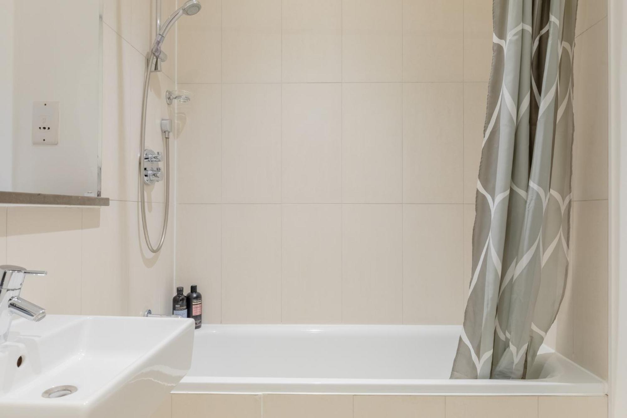 Contemporary 2bd Flat W Patio In East *