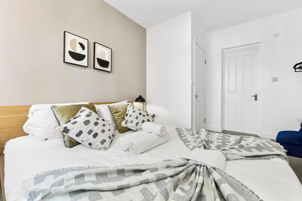 Charming 3br Flat With Ensuite Master And Balcony Apartment *