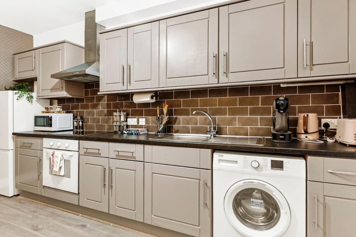 Charming 3br Flat With Ensuite Master And Balcony Apartment *