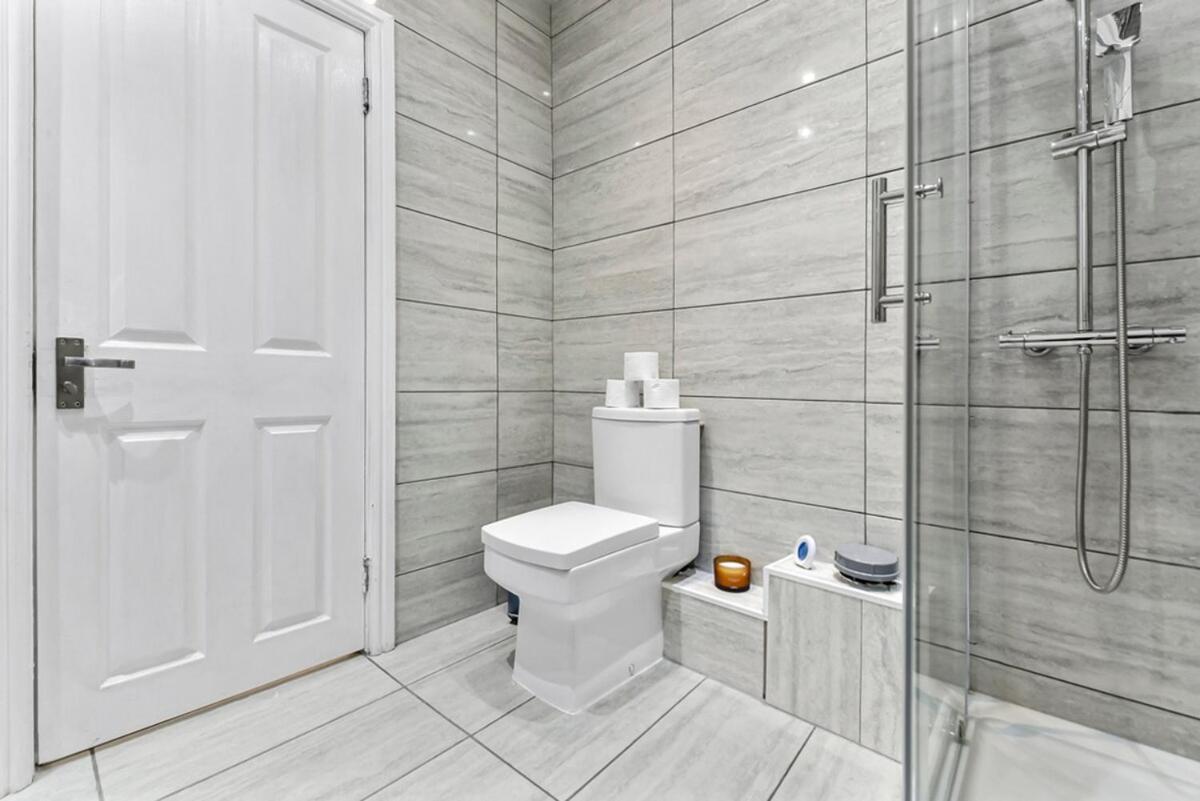Charming 3br Flat With Ensuite Master And Balcony Apartment *
