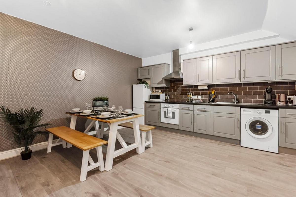 Charming 3br Flat With Ensuite Master And Balcony Apartment