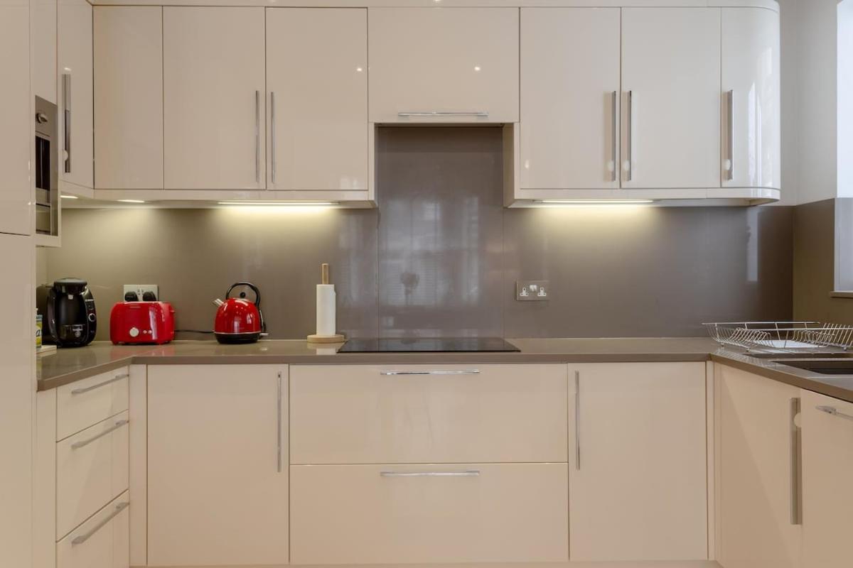 Bright Modern Large 1 Bed Flat In Battersea Clapham Junction Apartment *