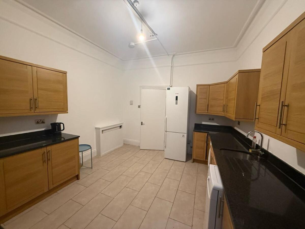 Apartment C44- Spacious Split Level Flat Near Edgware Road London
