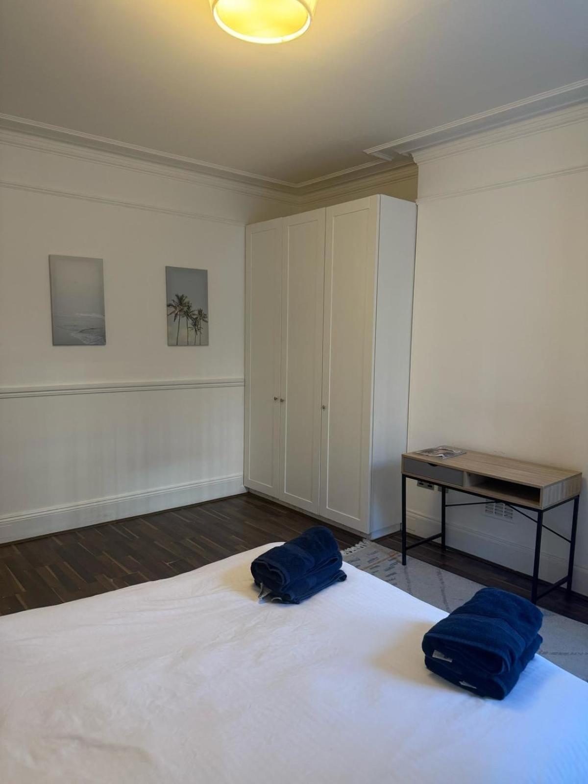 C44- Spacious Split Level Flat Near Edgware Road London