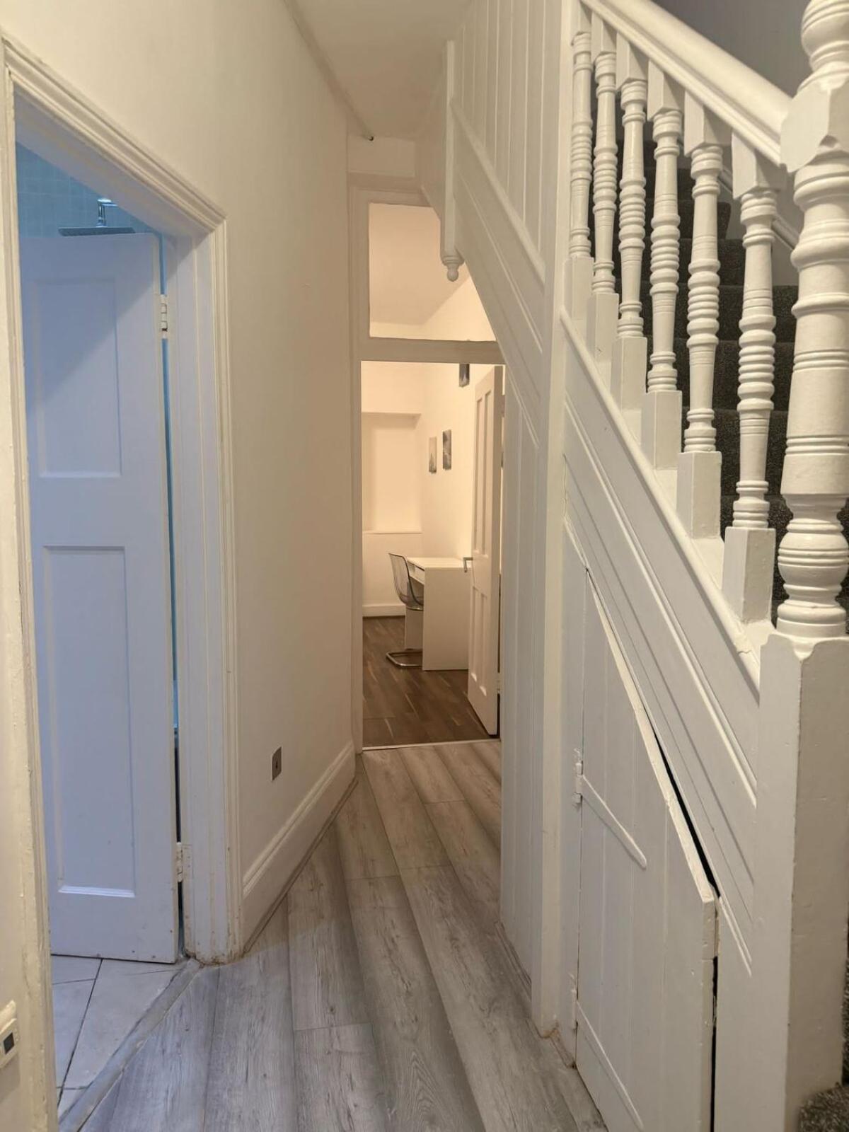 C44- Spacious Split Level Flat Near Edgware Road London