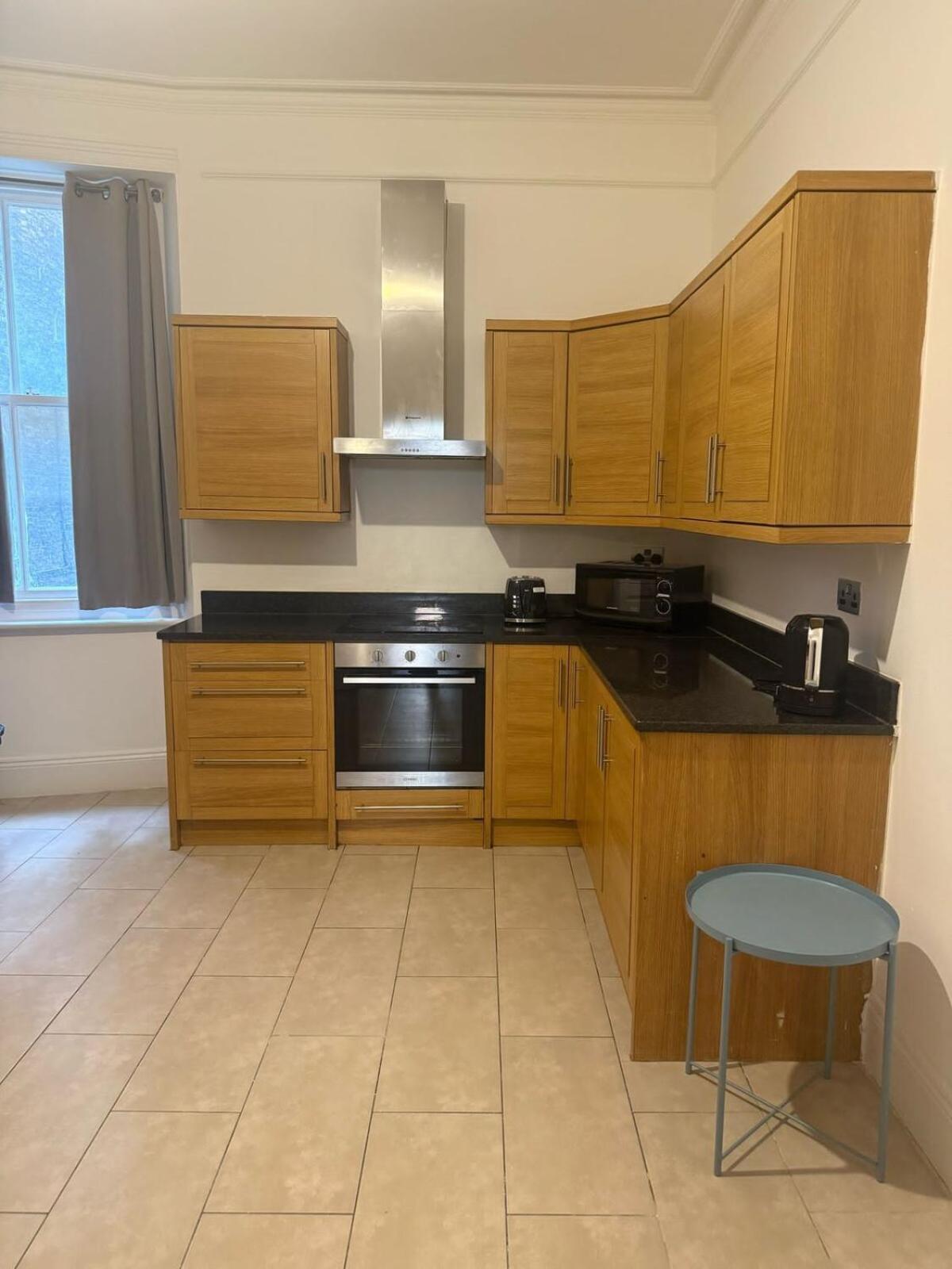 C44- Spacious Split Level Flat Near Edgware Road Apartment