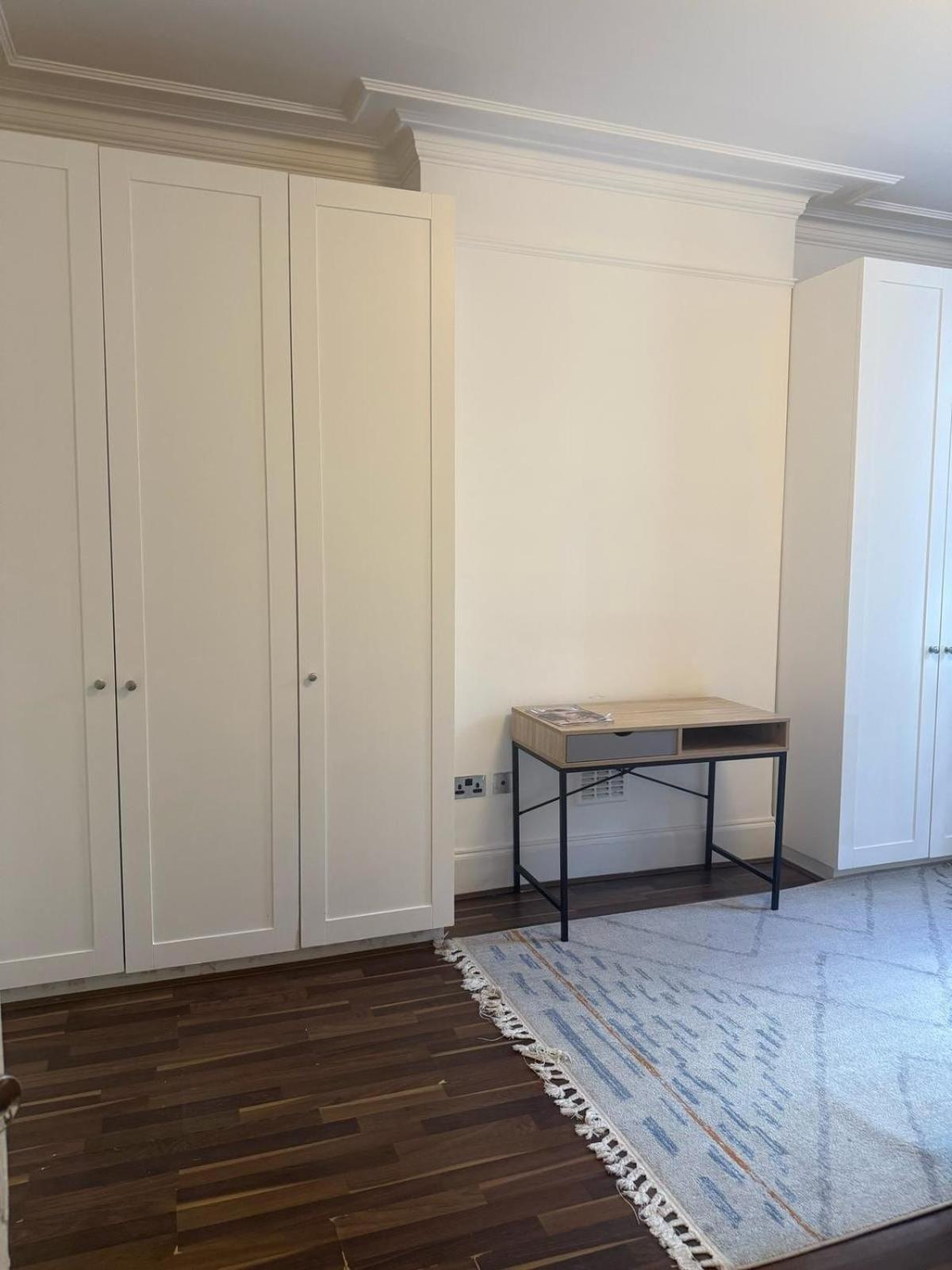 C44- Spacious Split Level Flat Near Edgware Road London