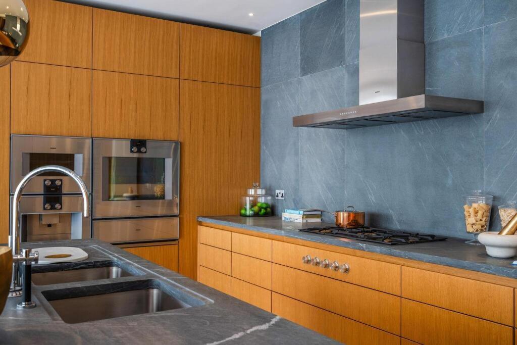 Luxury Flat With Access To Pool, And Gym *