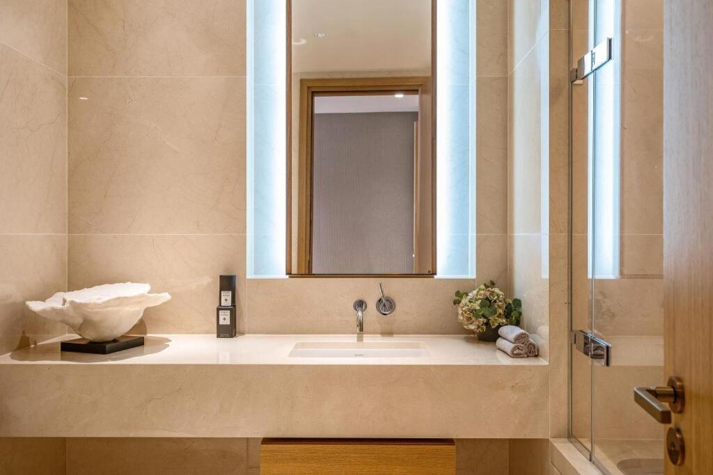 Luxury Flat With Access To Pool, And Gym *