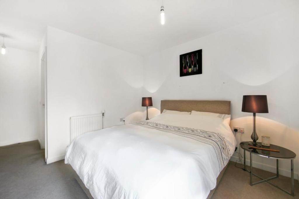 Athera - Festival Quarter, Canary Wharf 2 Bed, 2 Bath With Balcony And Gym Facility Apartment *
