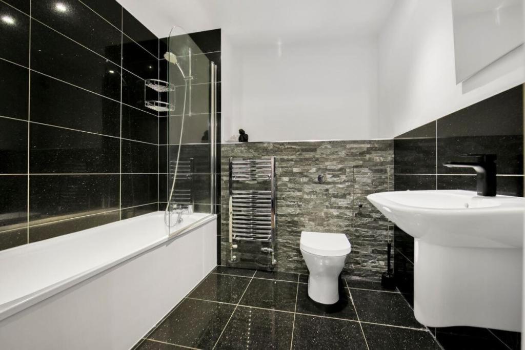 Athera - Festival Quarter, Canary Wharf 2 Bed, 2 Bath With Balcony And Gym Facility *