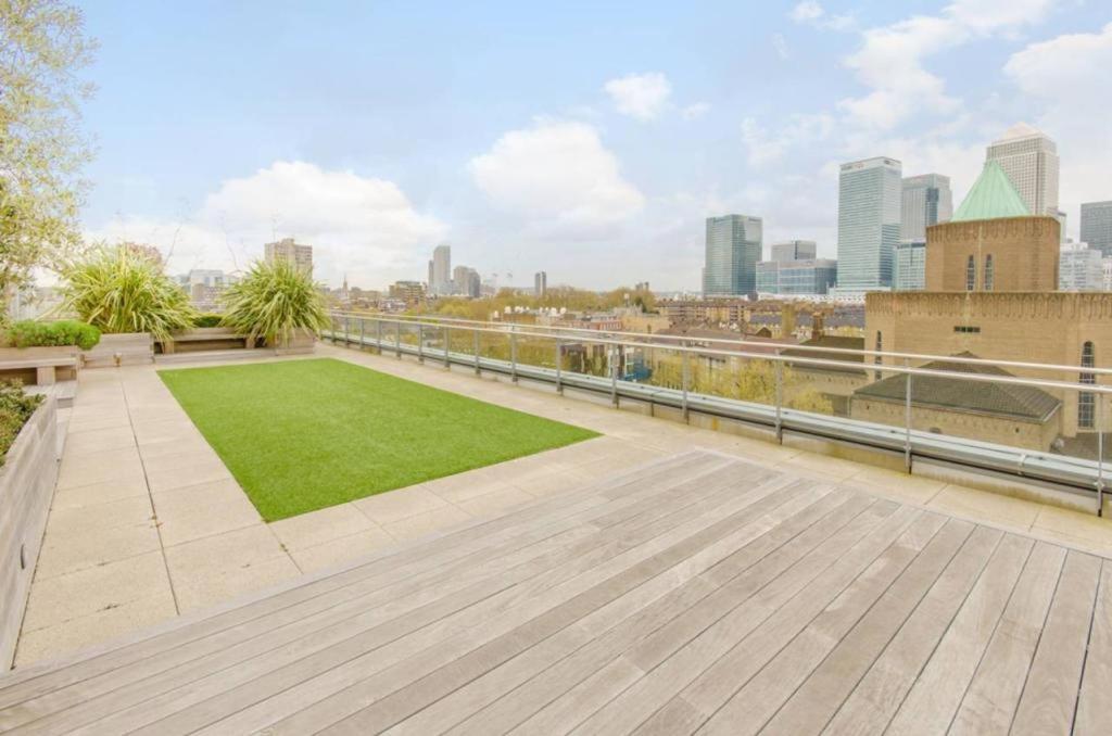 Athera - Festival Quarter, Canary Wharf 2 Bed, 2 Bath With Balcony And Gym Facility Apartment *