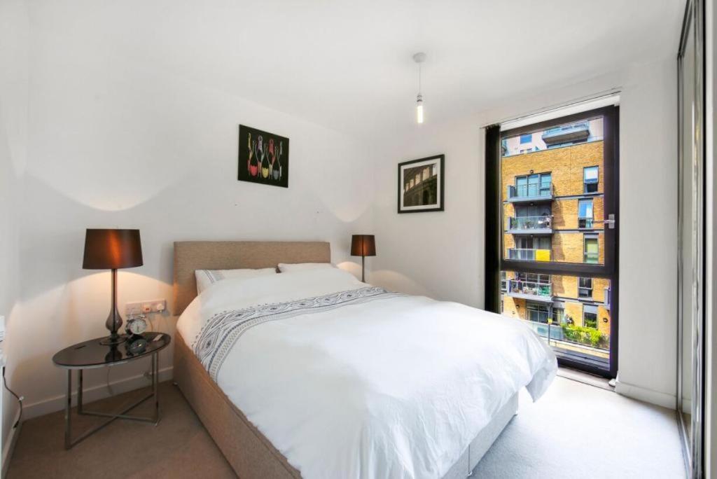 Athera - Festival Quarter, Canary Wharf 2 Bed, 2 Bath With Balcony And Gym Facility Apartment London