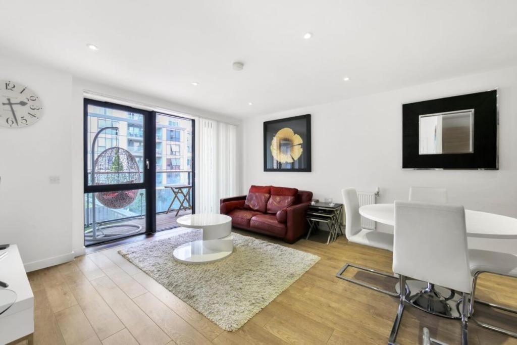 Athera - Festival Quarter, Canary Wharf 2 Bed, 2 Bath With Balcony And Gym Facility *