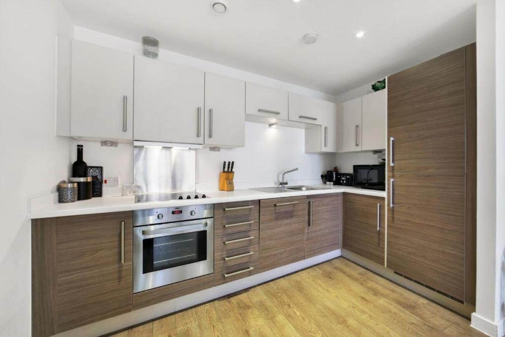 Athera - Festival Quarter, Canary Wharf 2 Bed, 2 Bath With Balcony And Gym Facility London