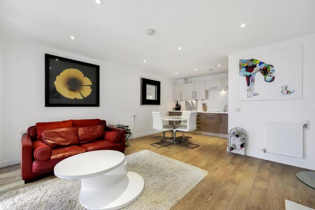 Athera - Festival Quarter, Canary Wharf 2 Bed, 2 Bath With Balcony And Gym Facility Apartment London