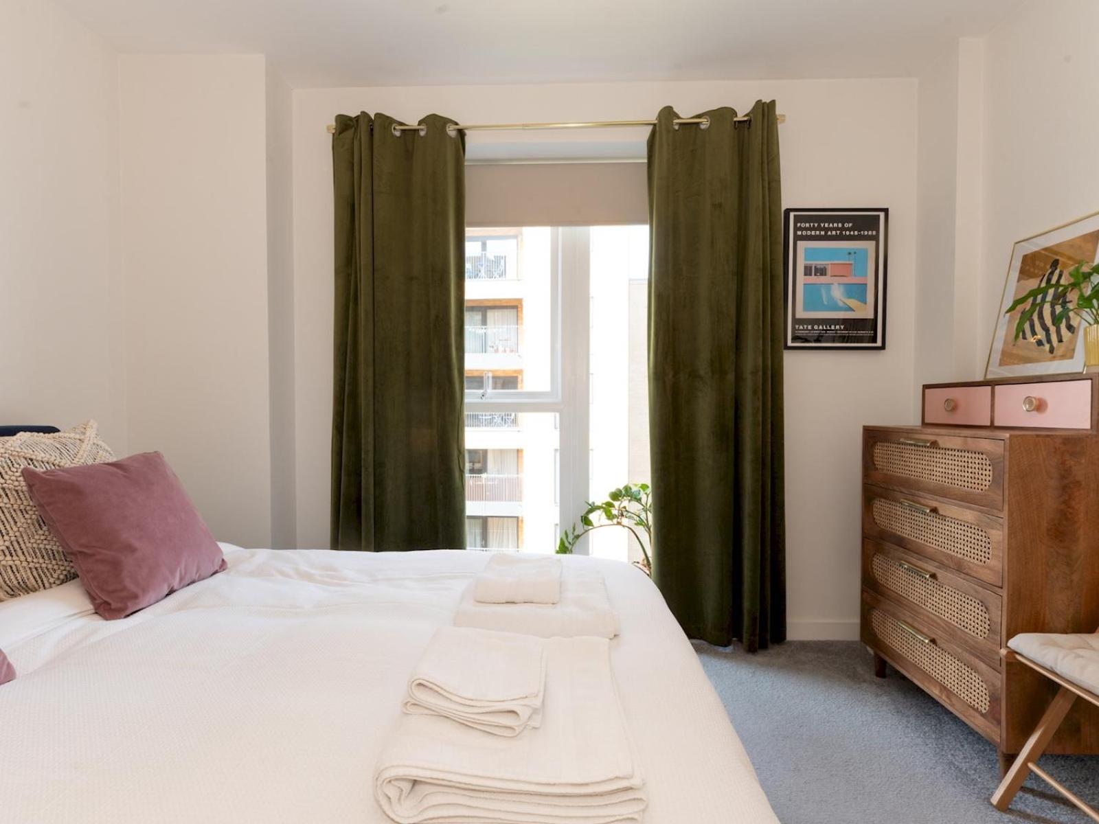 Pass The Keys Stylish Flat Near Charlton Station London