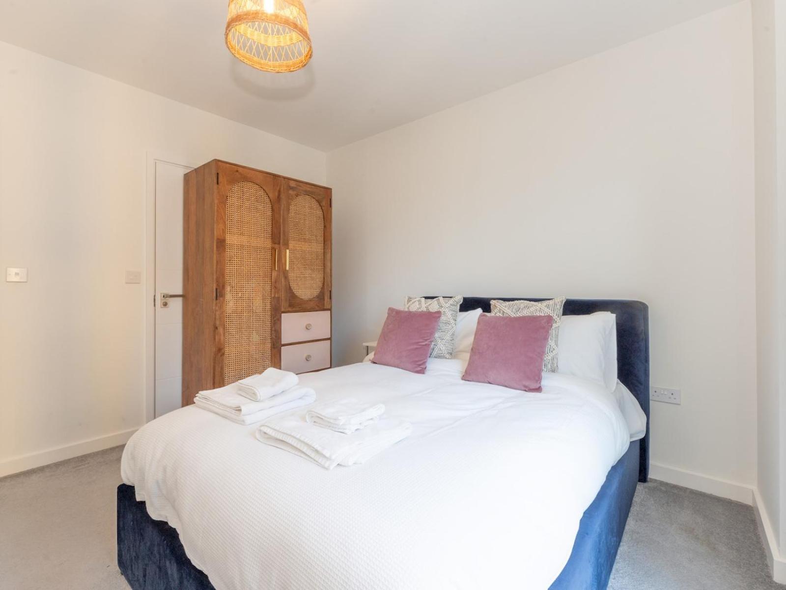 Apartment Pass The Keys Stylish Flat Near Charlton Station