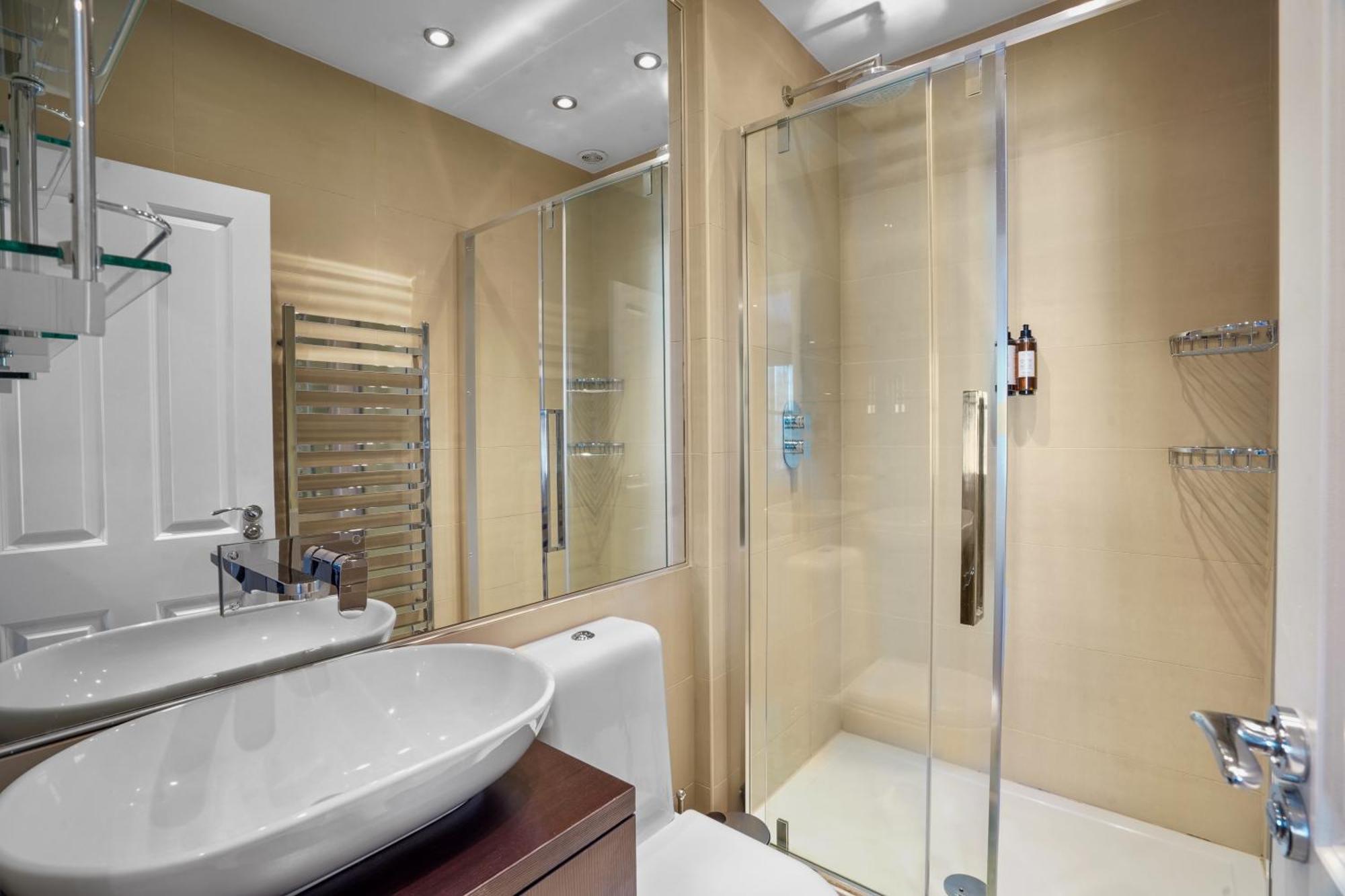 Apartment Bright & Airy Flat With Stunning Rooftop Views London