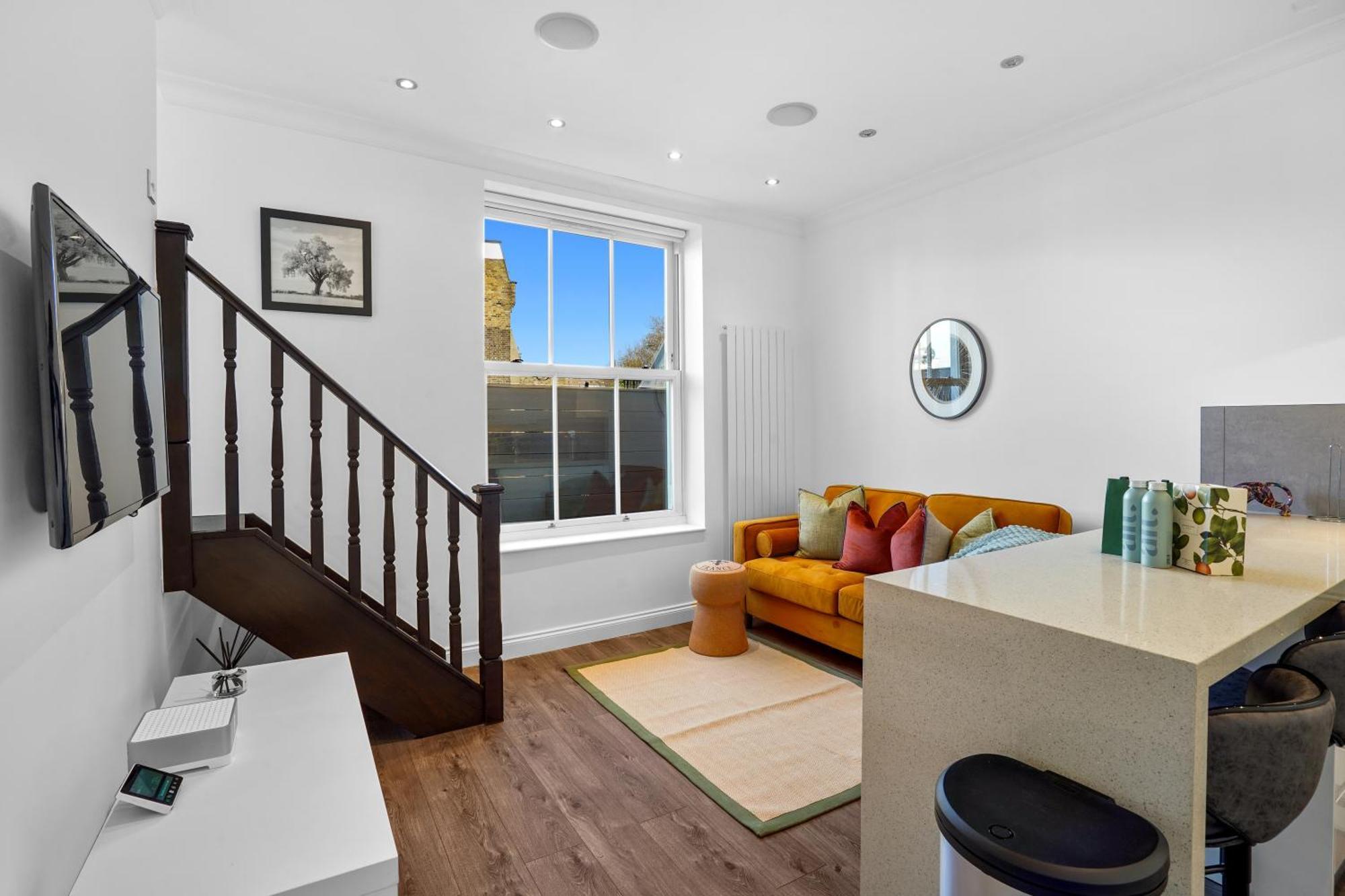 Bright & Airy Flat With Stunning Rooftop Views London