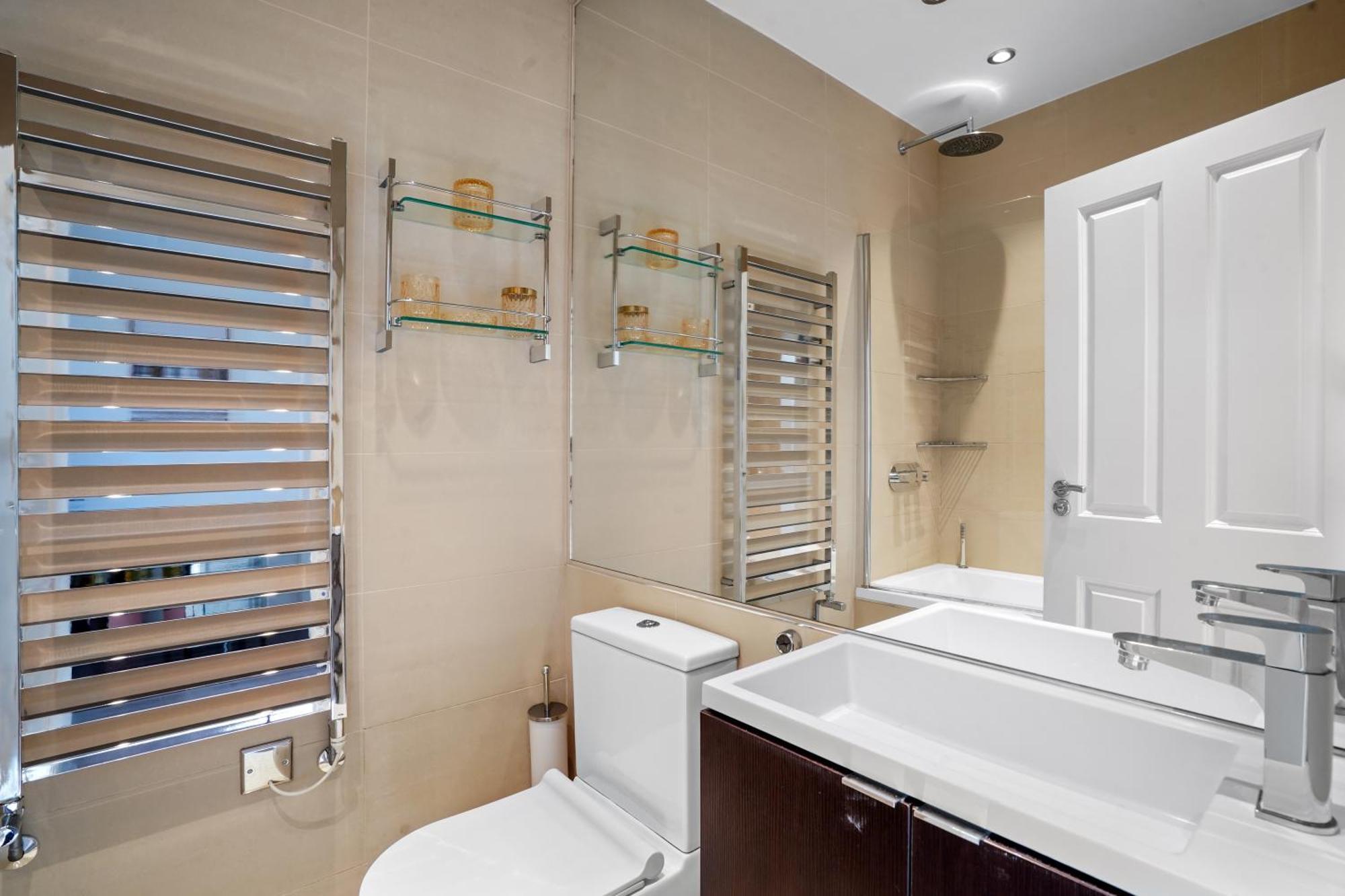 Bright & Airy Flat With Stunning Rooftop Views Apartment London
