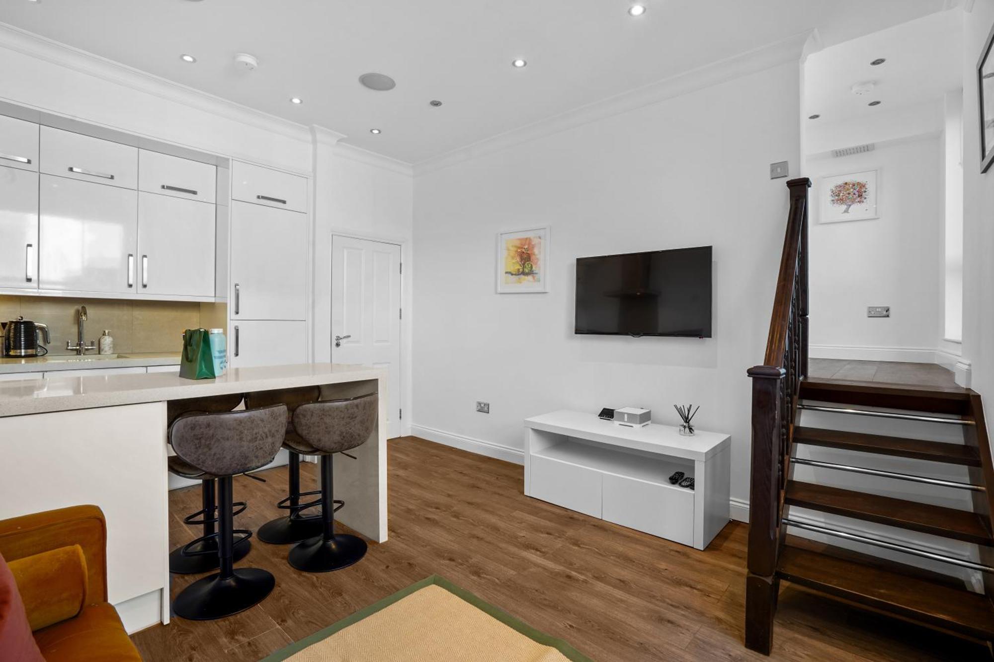 Bright & Airy Flat With Stunning Rooftop Views Apartment
