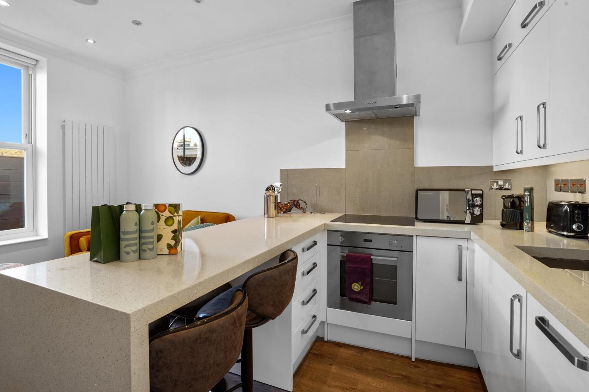 Bright & Airy Flat With Stunning Rooftop Views Apartment