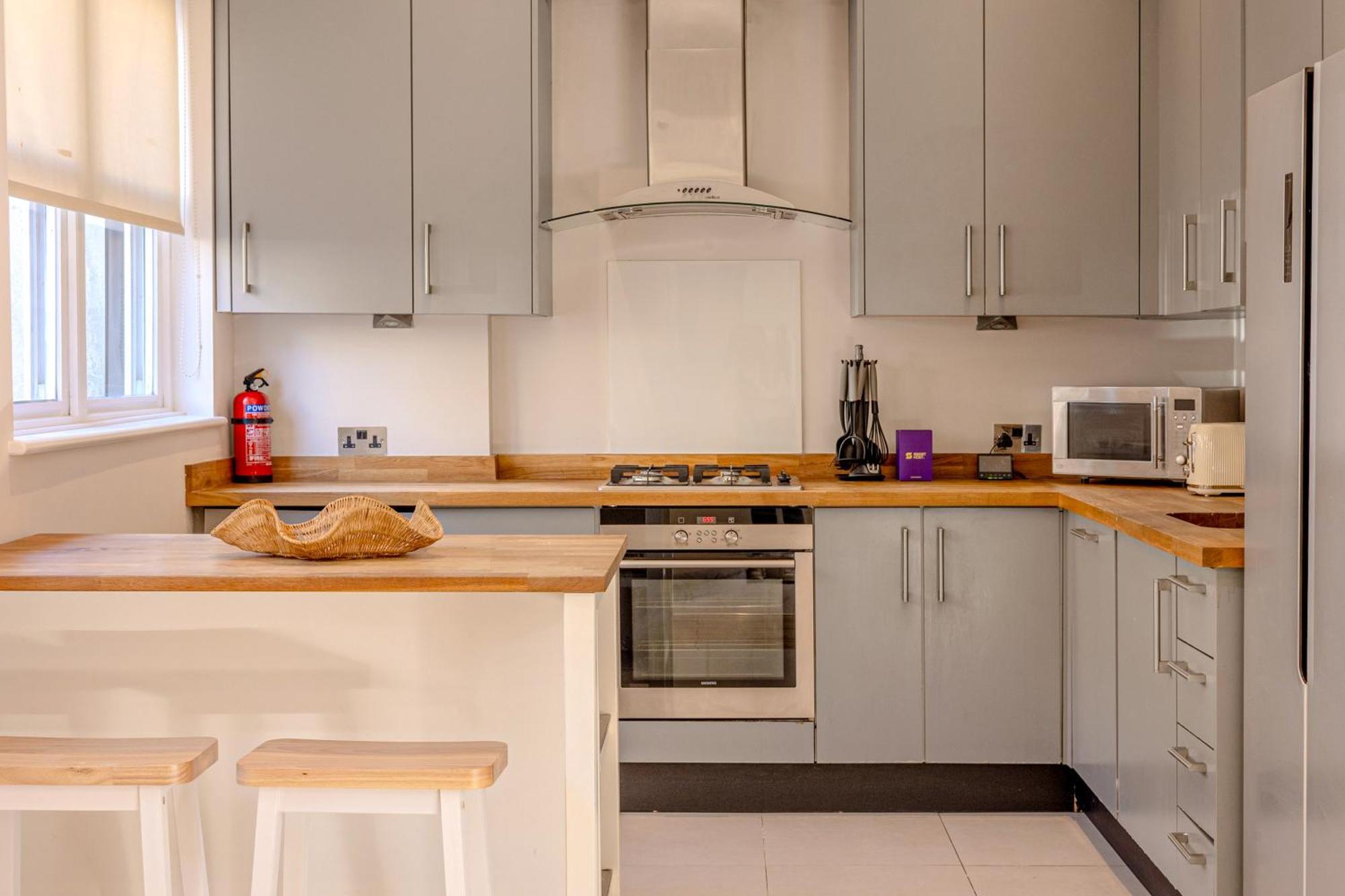 Apartment Normand Gardens, Greyhound Road, W14 9sb *