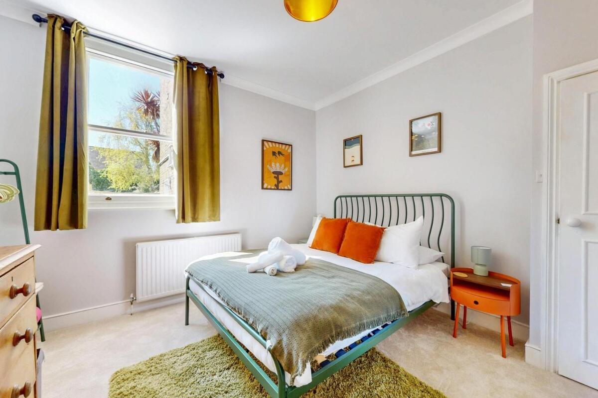 Apartamento Bright 1-bedroom Flat With Great Transport Links