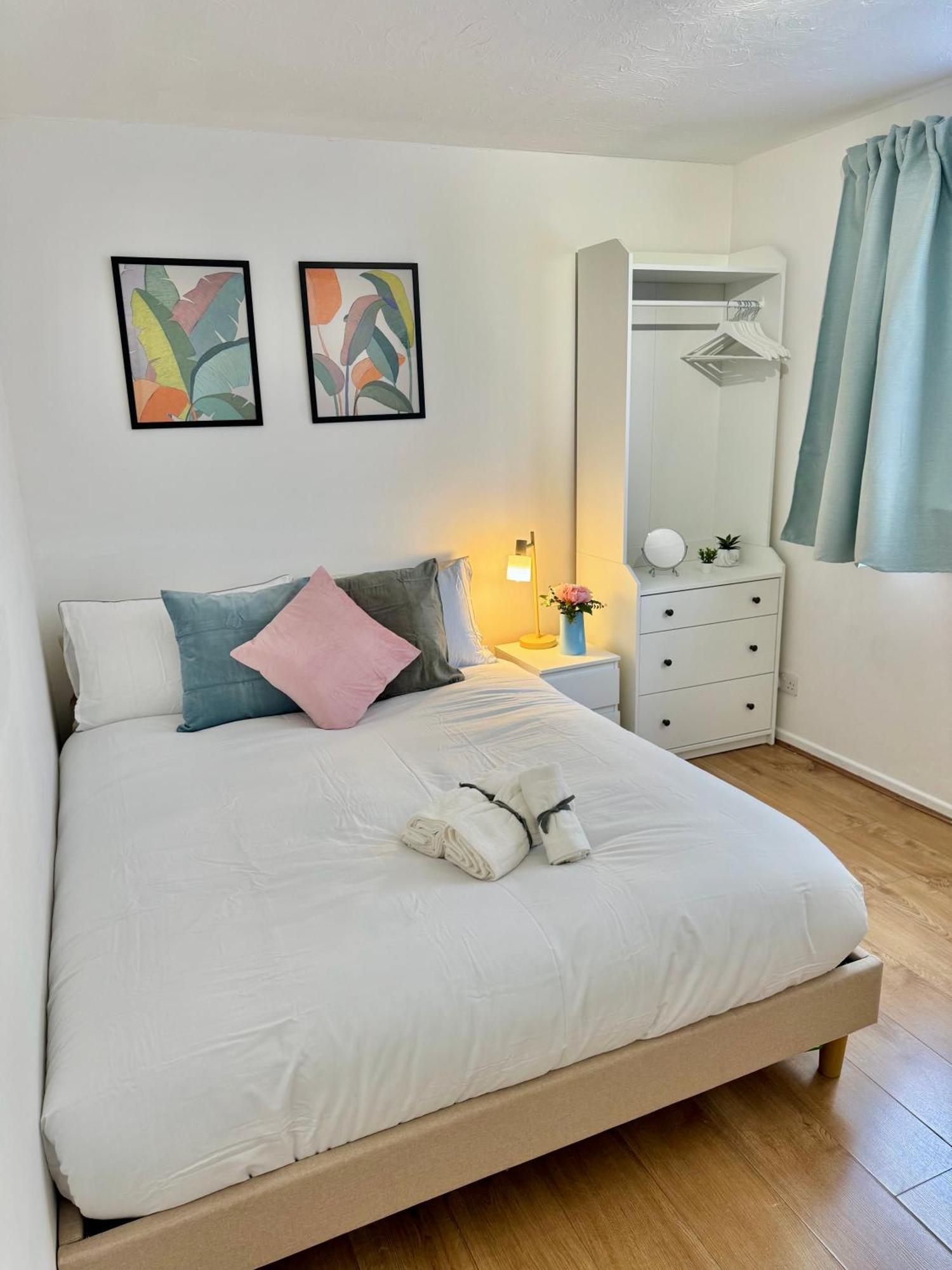 Tranquil 2 Bed Near Downtown & Free Parking Apartment London