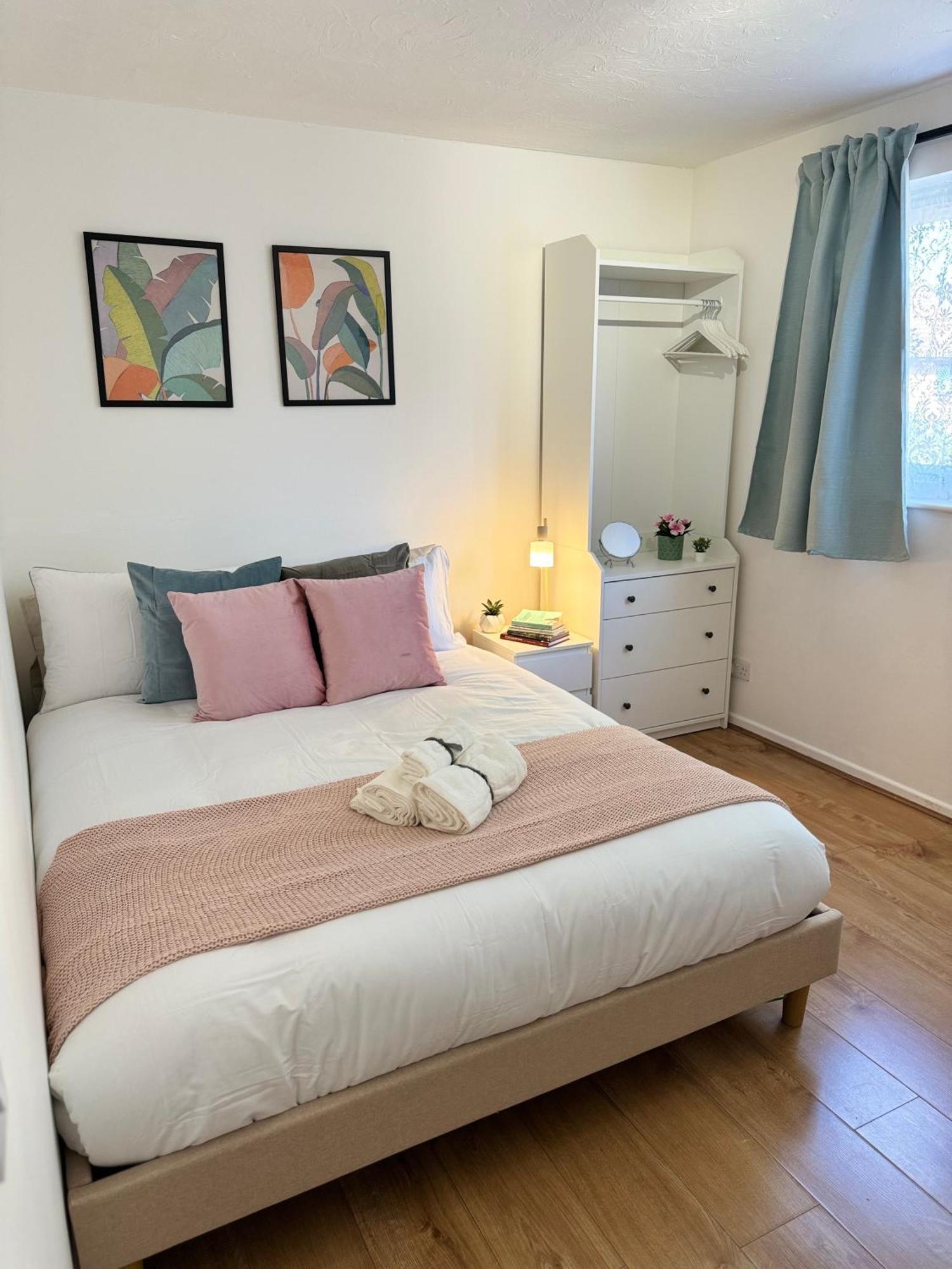 Tranquil 2 Bed Near Downtown & Free Parking * London