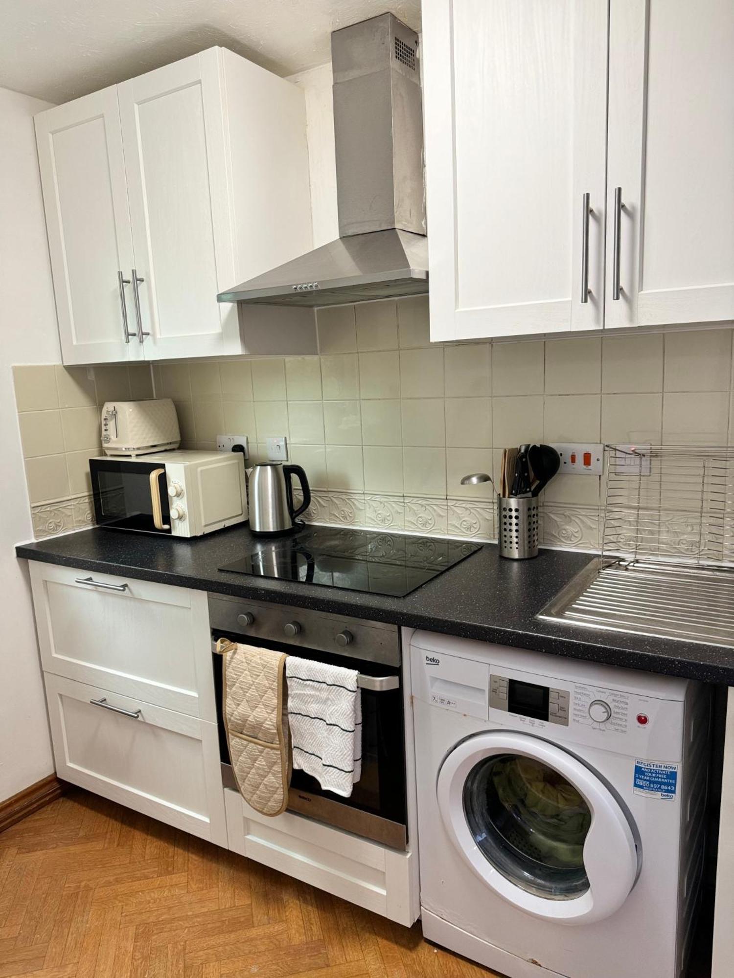 Tranquil 2 Bed Near Downtown & Free Parking Apartment *