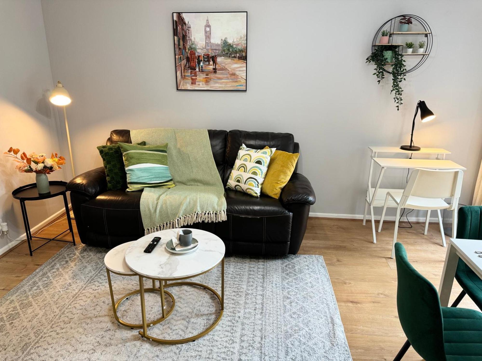 Tranquil 2 Bed Near Downtown & Free Parking Apartment London