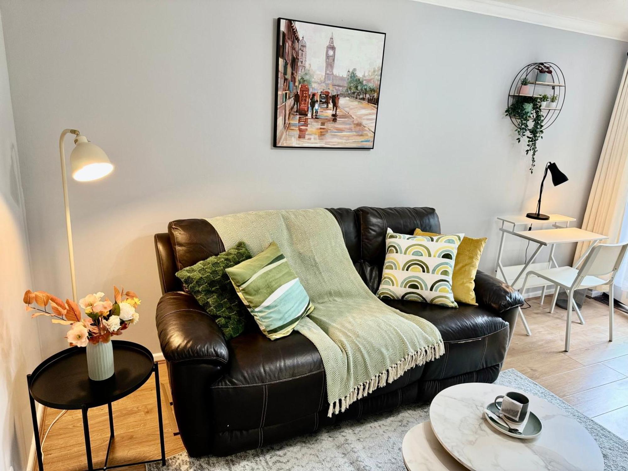 Tranquil 2 Bed Near Downtown & Free Parking Apartment London