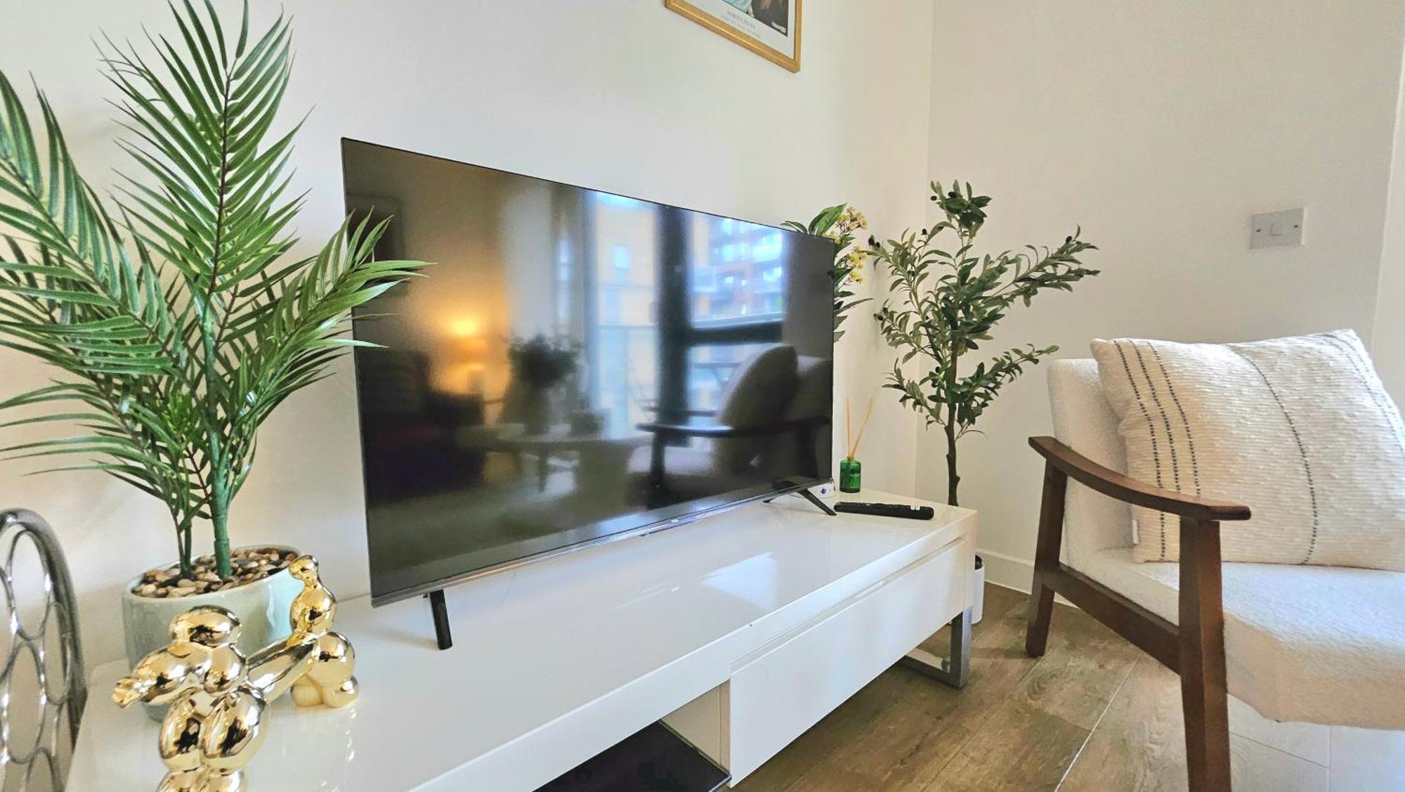 Athera - Festival Quarter, Canary Wharf 2 Bed, 2 Bath With Balcony And Gym Facility *