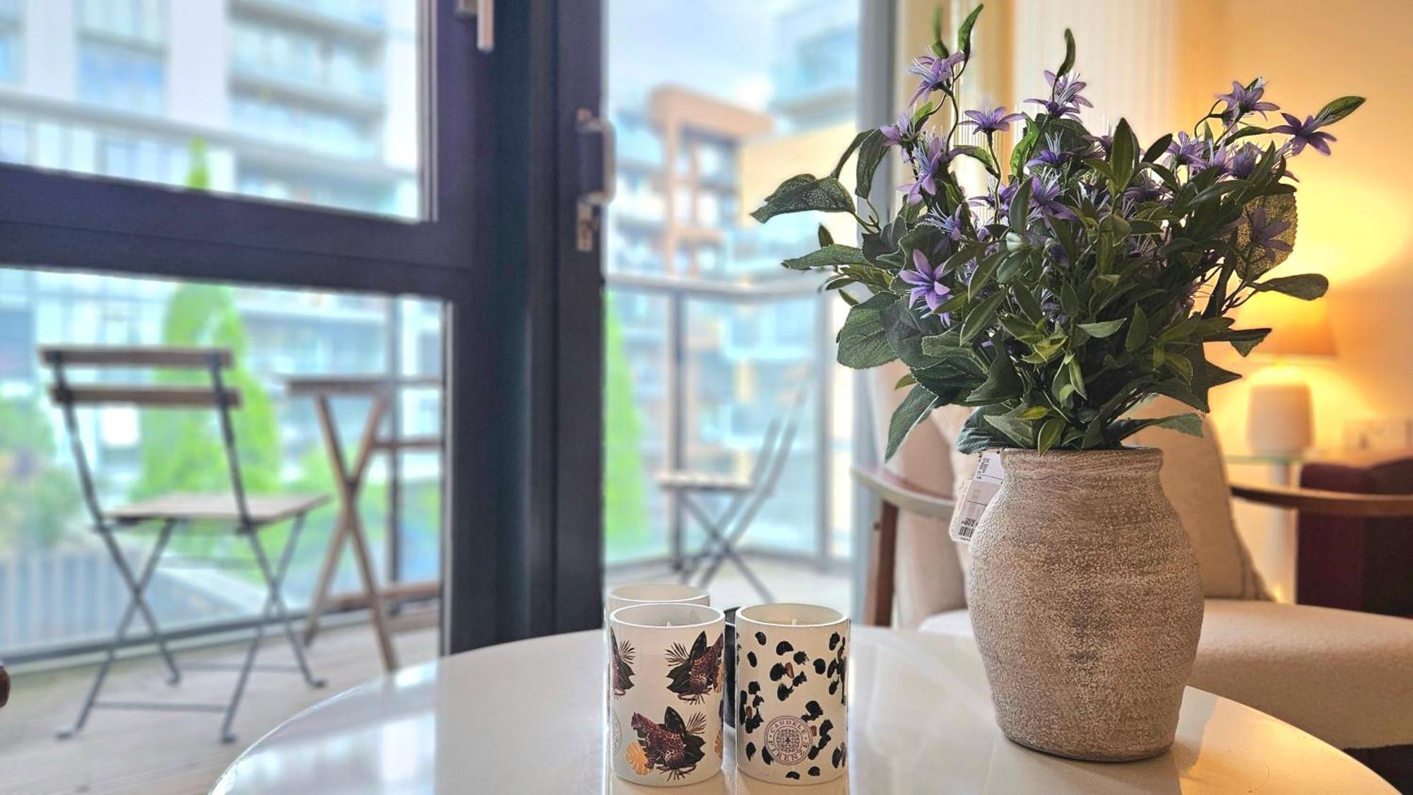 Athera - Festival Quarter, Canary Wharf 2 Bed, 2 Bath With Balcony And Gym Facility Apartment *