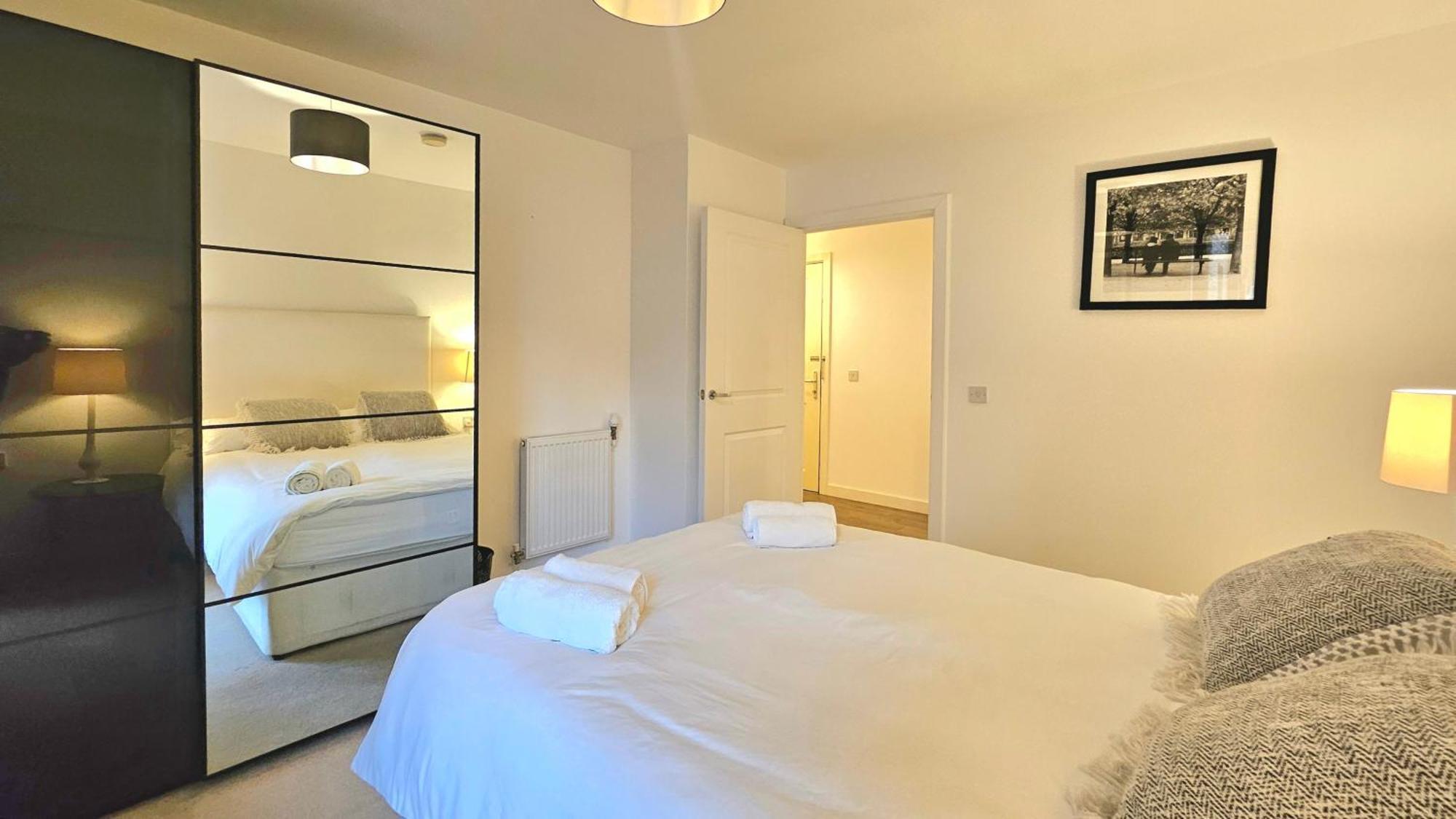 Athera - Festival Quarter, Canary Wharf 2 Bed, 2 Bath With Balcony And Gym Facility *