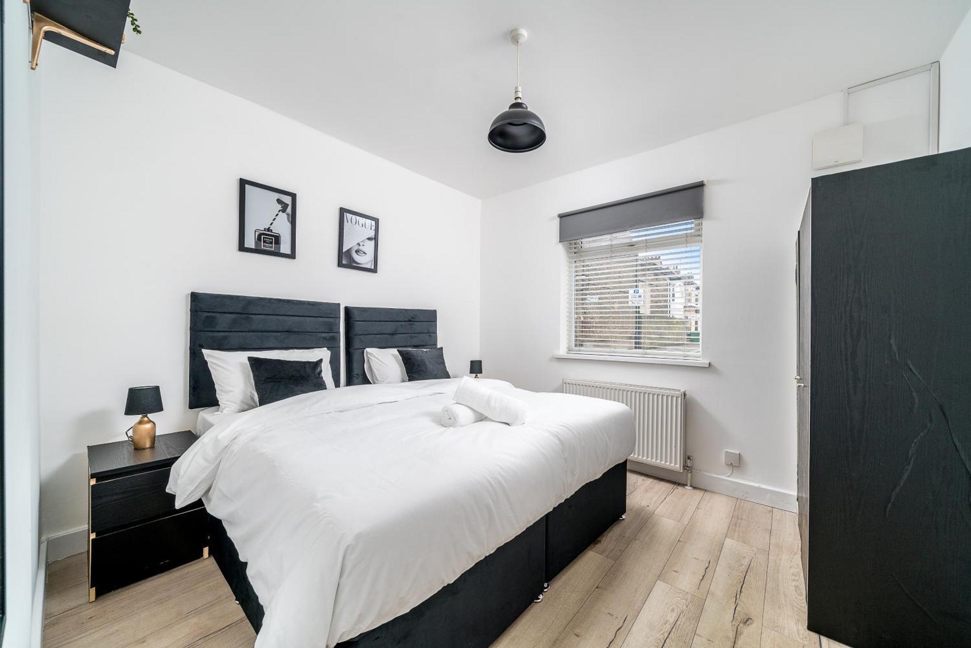 Canning Town 4 Bed Flat Sleeps 7- For Groups, Families And Contractors- With Free Parking Apartment *