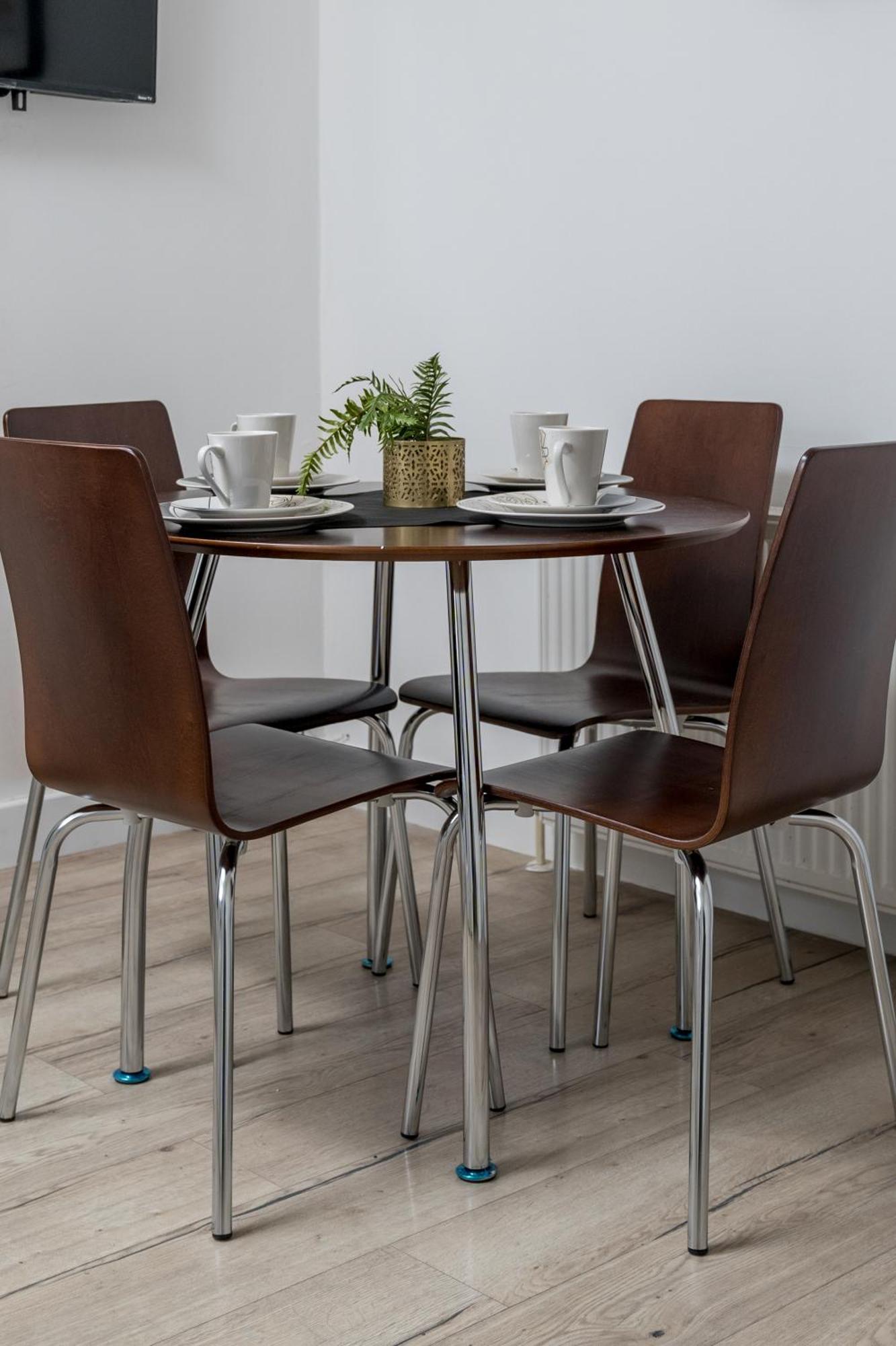 Canning Town 4 Bed Flat Sleeps 7- For Groups, Families And Contractors- With Free Parking * London
