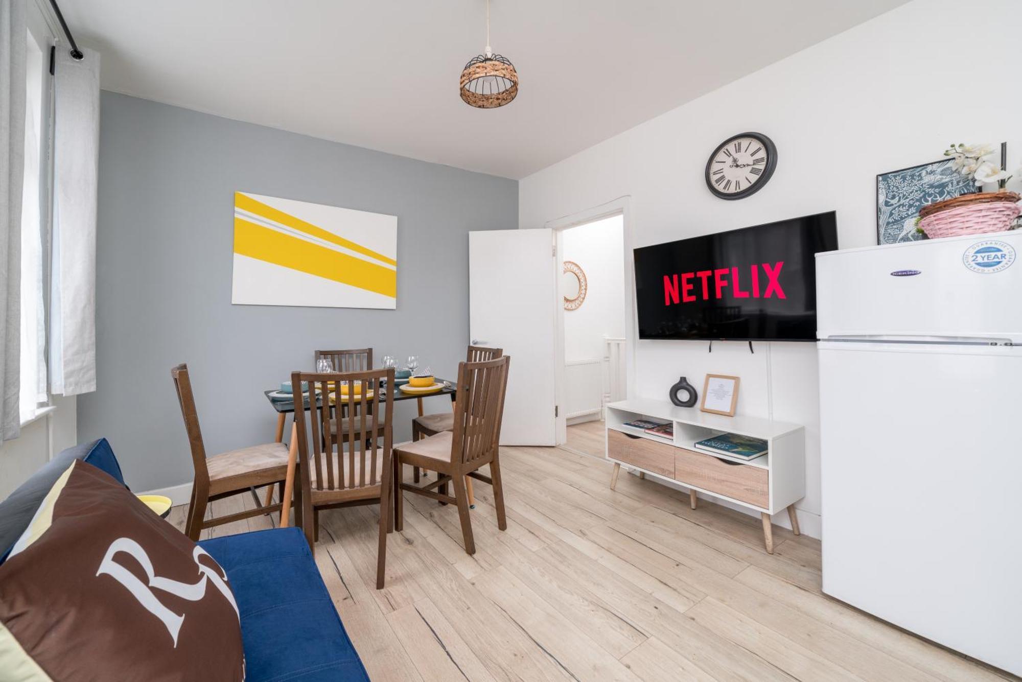 Canning Town 4 Bed Flat Sleeps 7- For Groups, Families And Contractors- With Free Parking Apartment