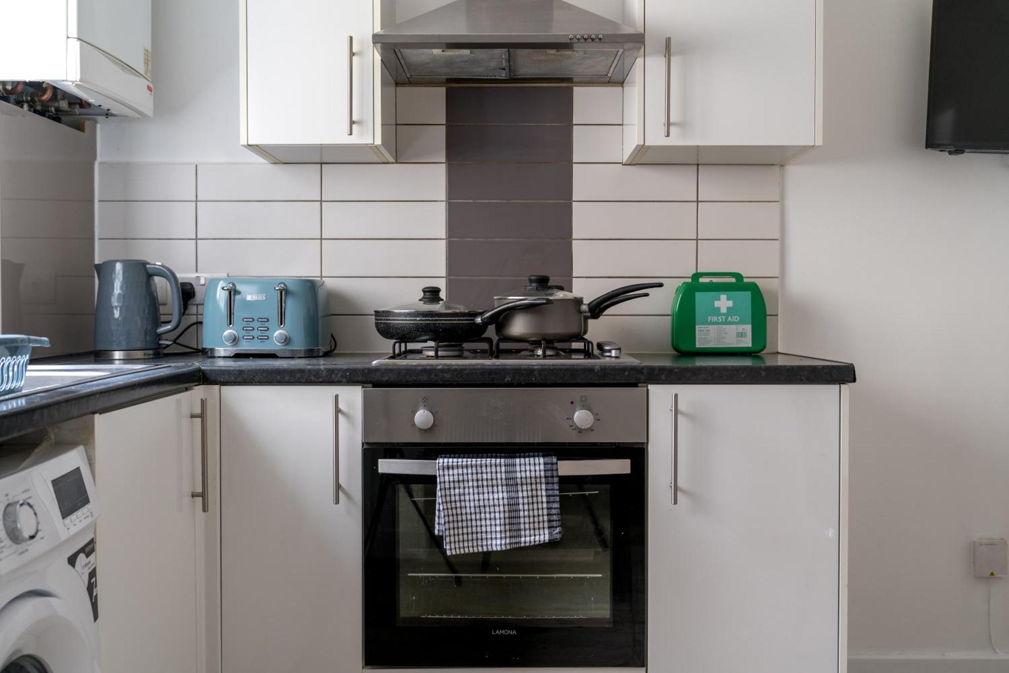 Canning Town 4 Bed Flat Sleeps 7- For Groups, Families And Contractors- With Free Parking * London
