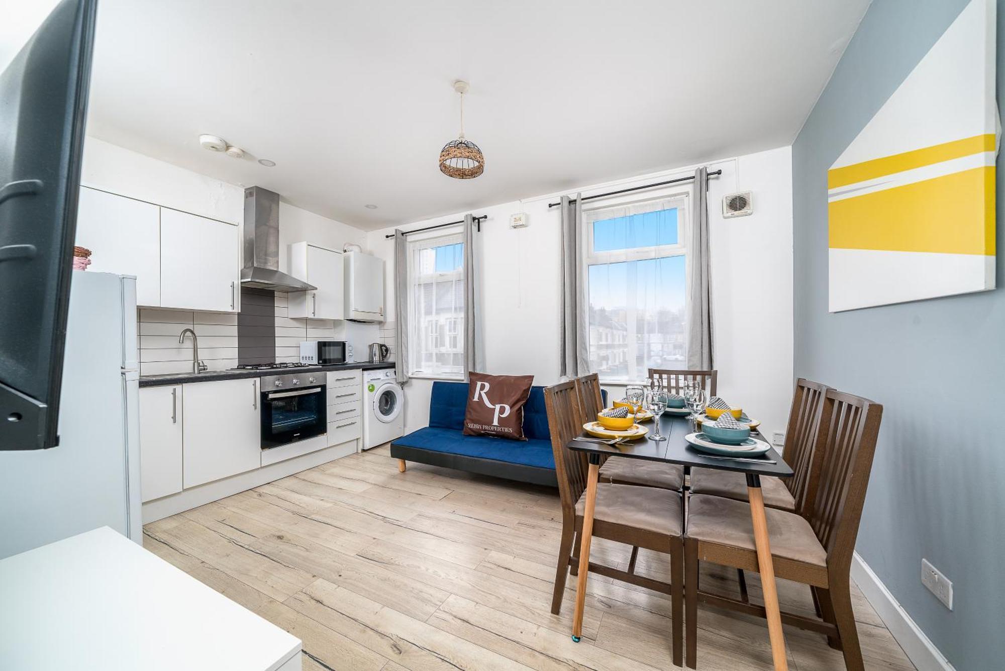 Canning Town 4 Bed Flat Sleeps 7- For Groups, Families And Contractors- With Free Parking London