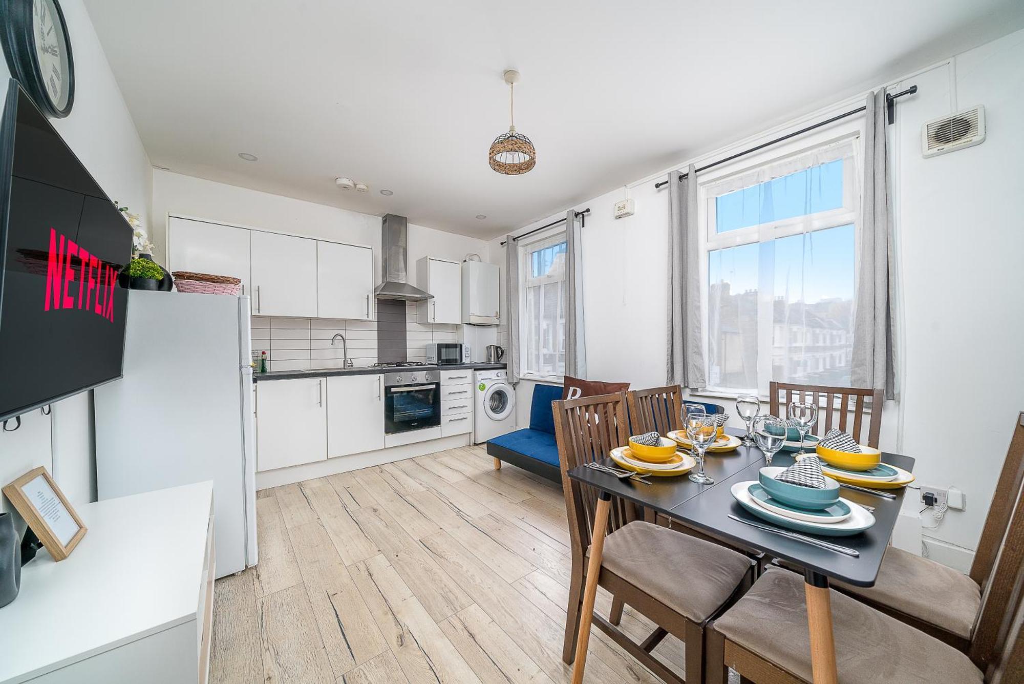 Canning Town 4 Bed Flat Sleeps 7- For Groups, Families And Contractors- With Free Parking London