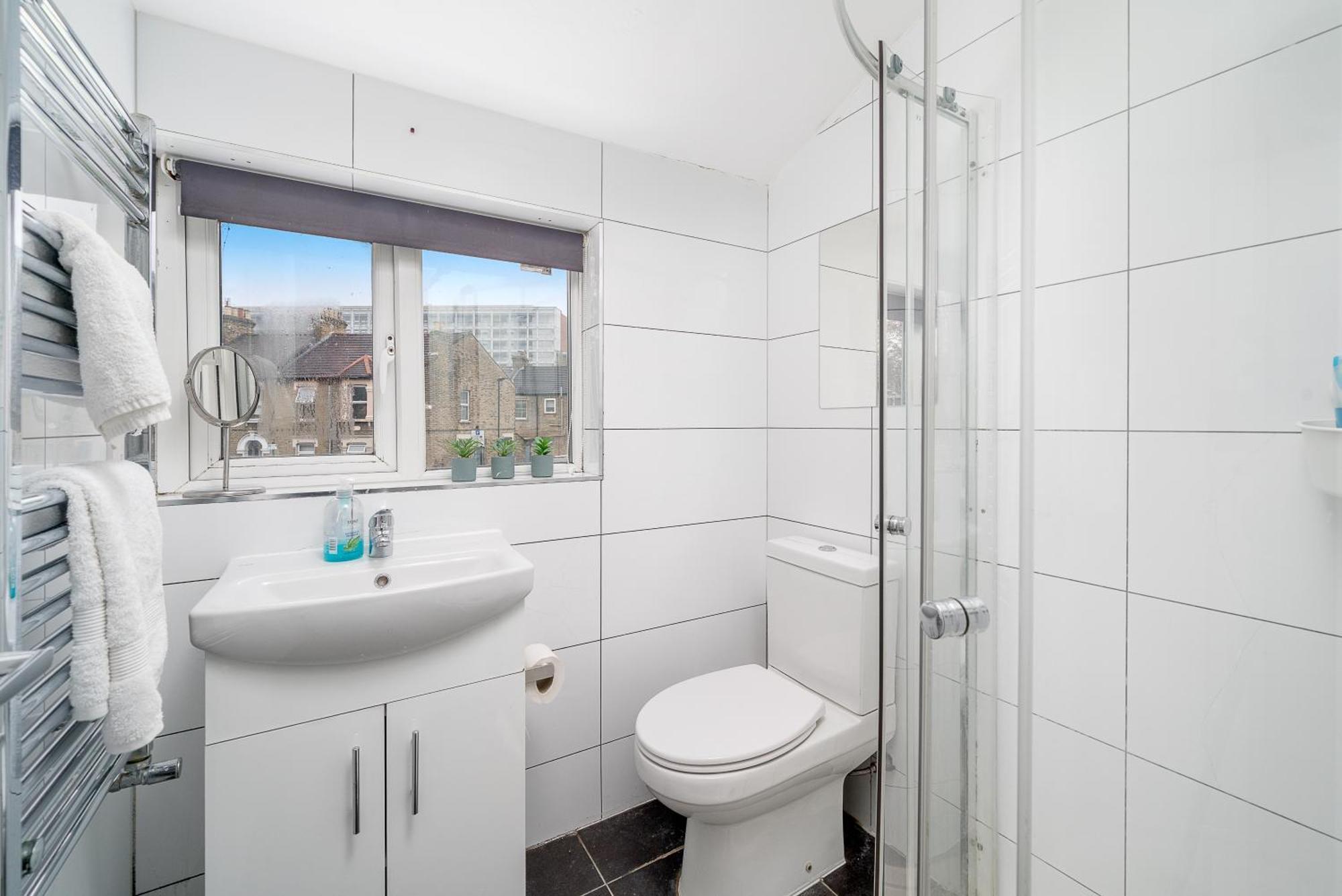 Apartment Canning Town 4 Bed Flat Sleeps 7- For Groups, Families And Contractors- With Free Parking London