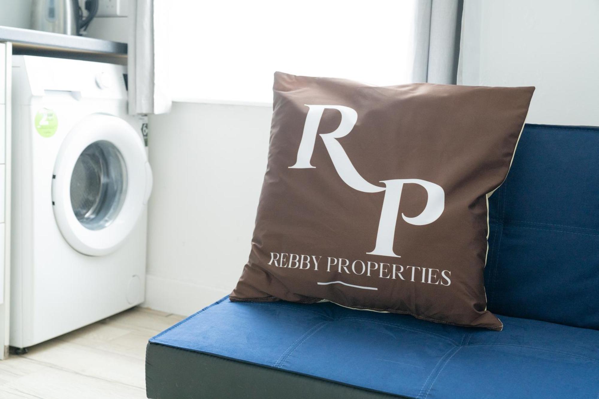 Canning Town 4 Bed Flat Sleeps 7- For Groups, Families And Contractors- With Free Parking * London