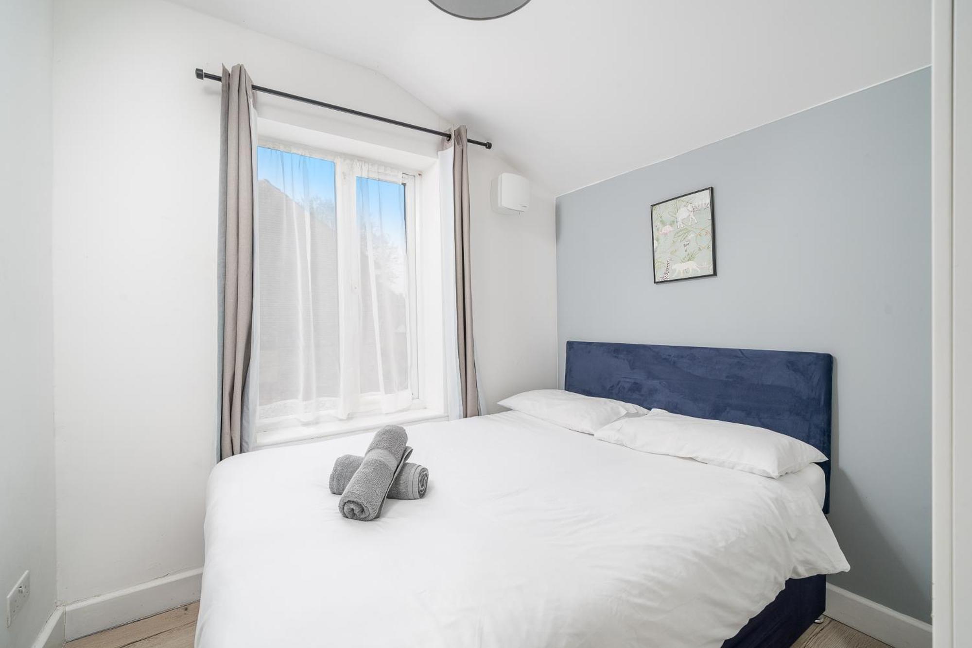 Canning Town 4 Bed Flat Sleeps 7- For Groups, Families And Contractors- With Free Parking Apartment *
